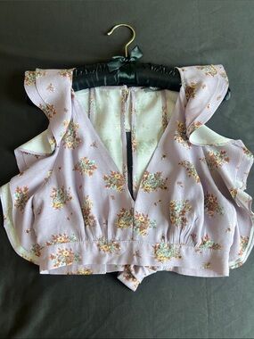 4SI3NNA Lavender Floral Ruffle V-Neck Crop Top